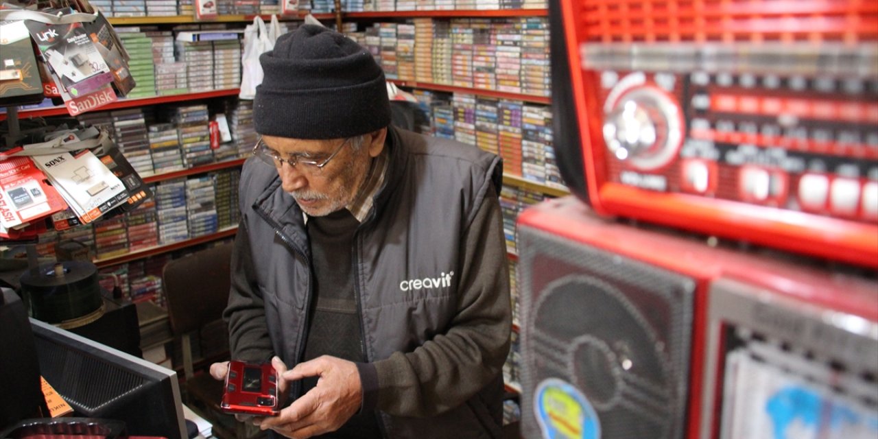 Konya Bedesten Çarşısı'nda 90'ların rüzgarını estiren dükkan