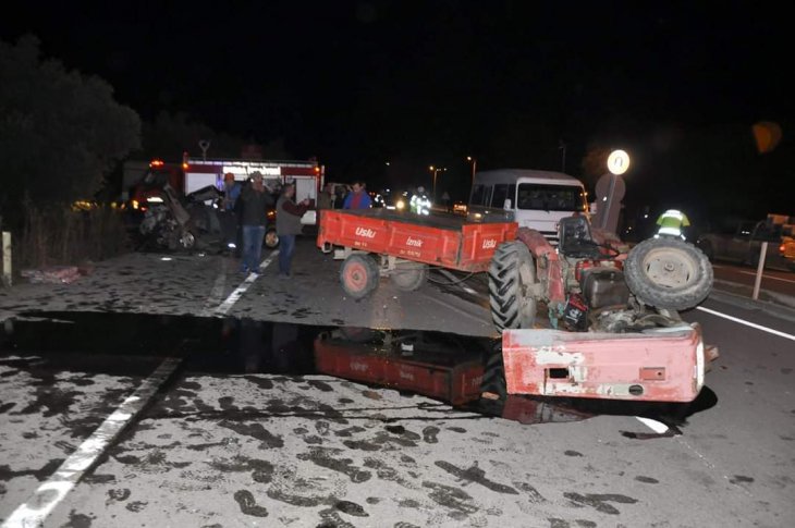 Feci kaza! Otomobille traktör çarpıştı: 1 ölü, 3 yaralı