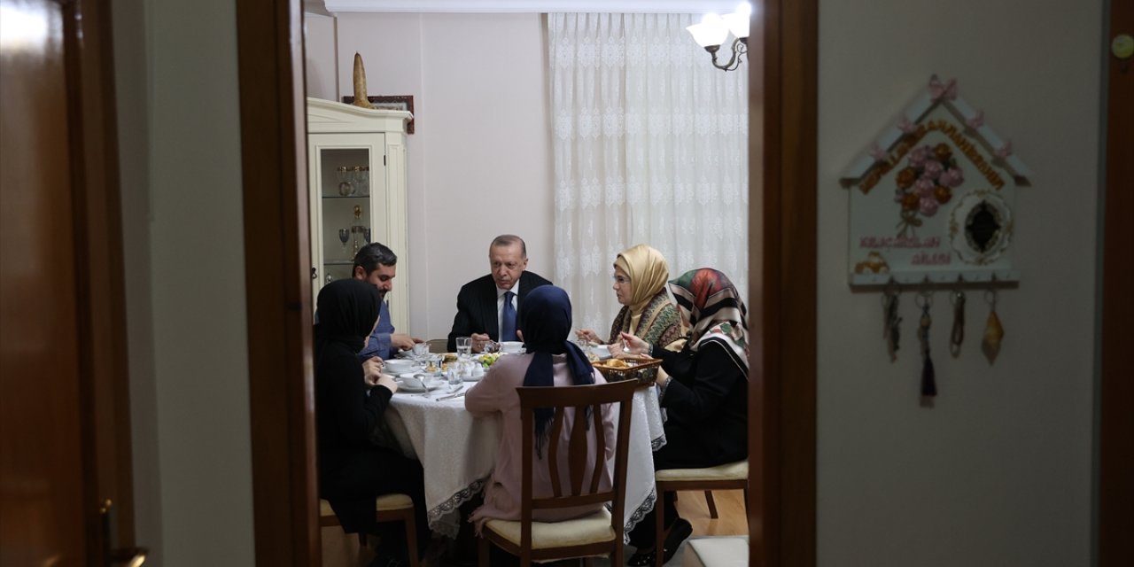 Cumhurbaşkanı Erdoğan, iftarın Kılıçaslan ailesiyle birlikte yaptı