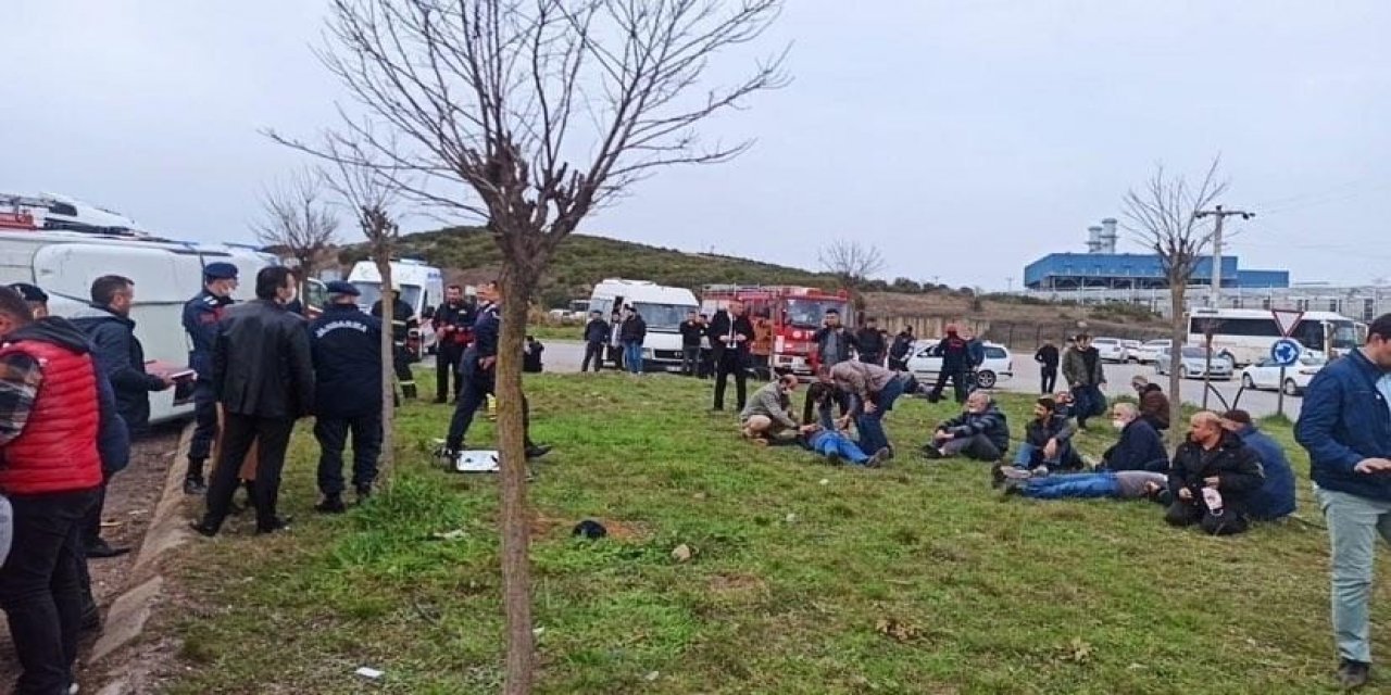 TIR ile servis aracı çarpıştı, o anlar güvenlik kamerasına yansıdı