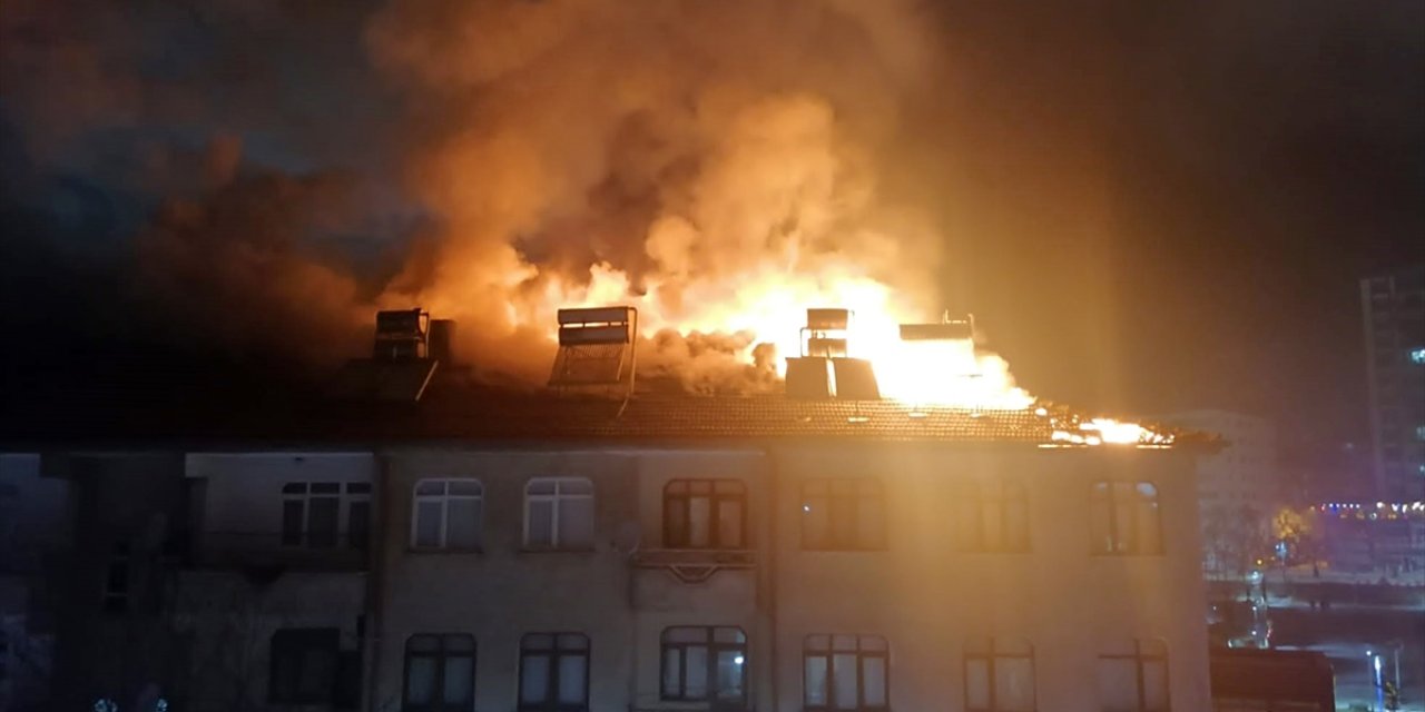 Alevler geceyi aydınlattı. Çatıda çıkan yangın güçlükle söndürüldü