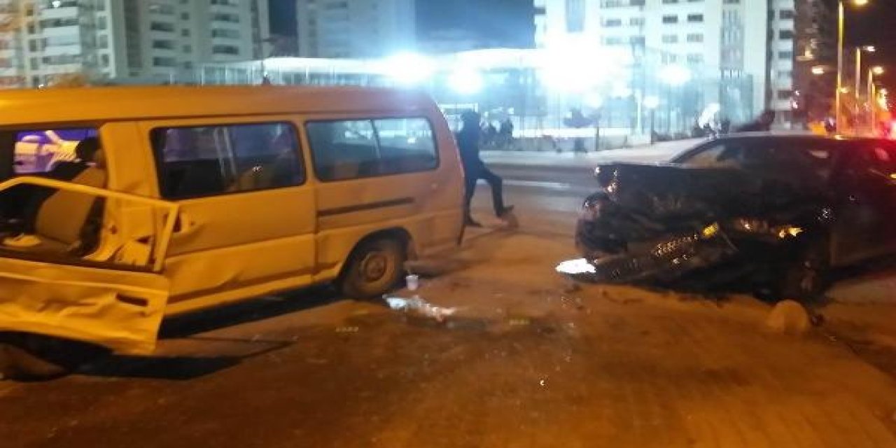 Otomobil ile minibüs çarpıştı: 5 yaralı