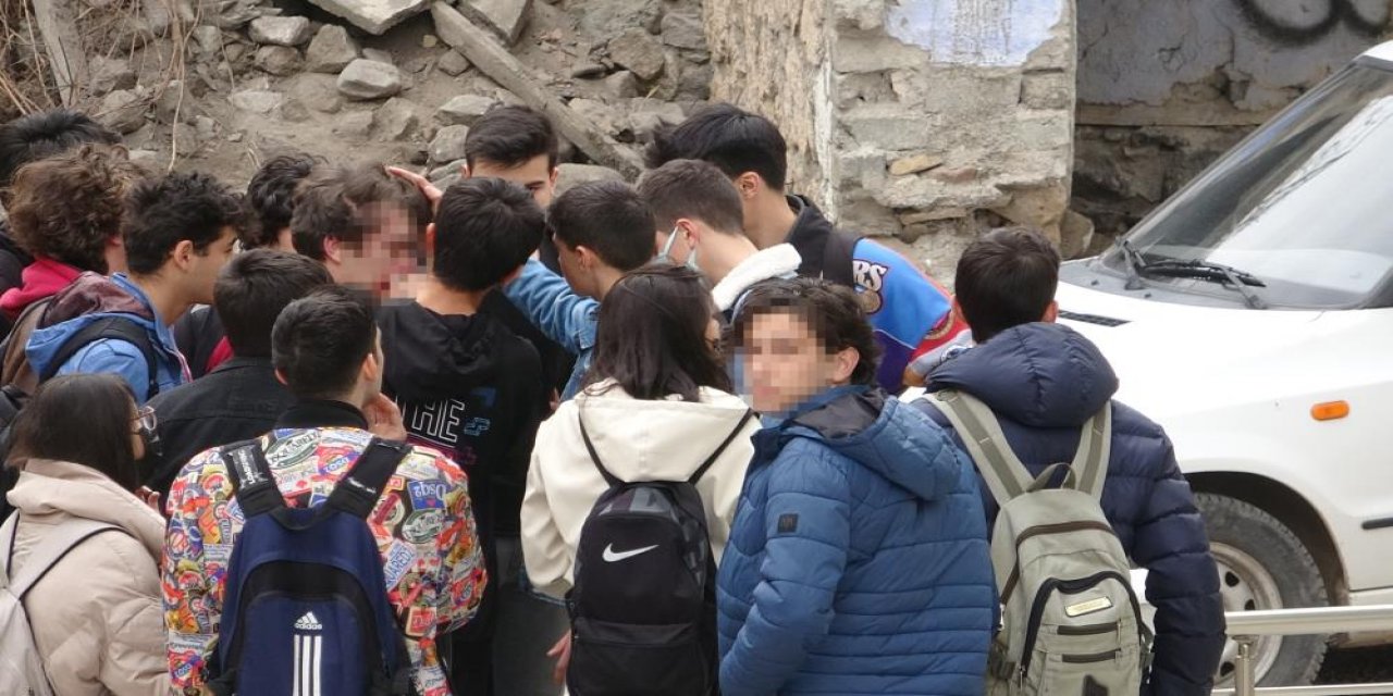 Önce kavga ettiler sonra da tokalaşarak barıştılar