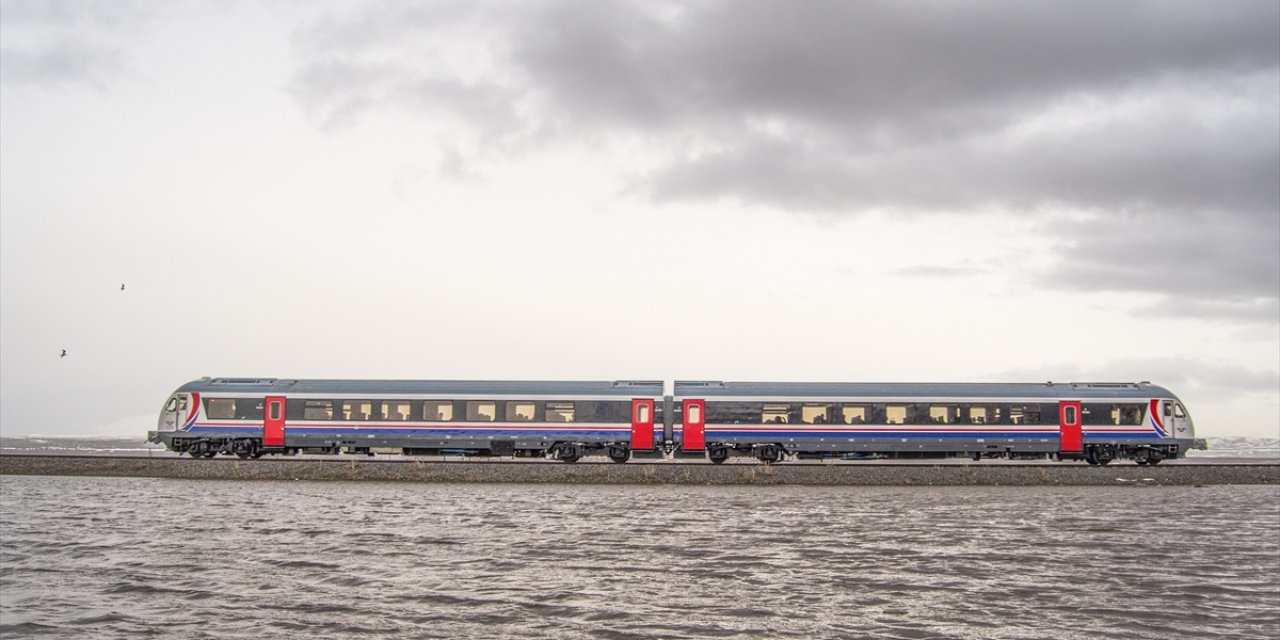 Tren seferleri durduruldu, iki yol trafiğe kapatıldı