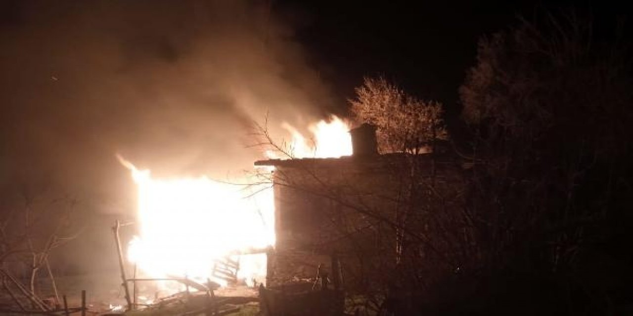 Yaşlı kadını alevler arasından komşuları kurtardı