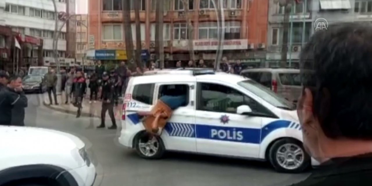 Camını kırdığı polis aracından ters kelepçeli halde kaçmaya çalıştı! O anlar kamerada