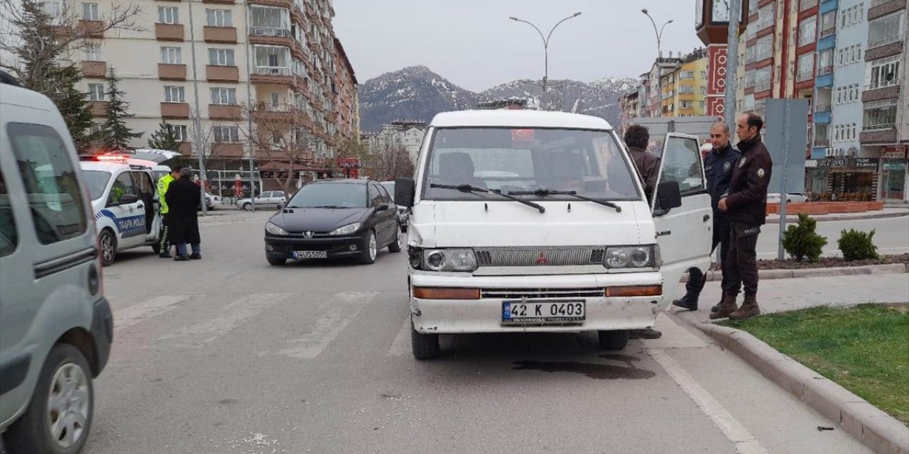 Konya'da minibüsün çarptığı 2 yaya yaralandı