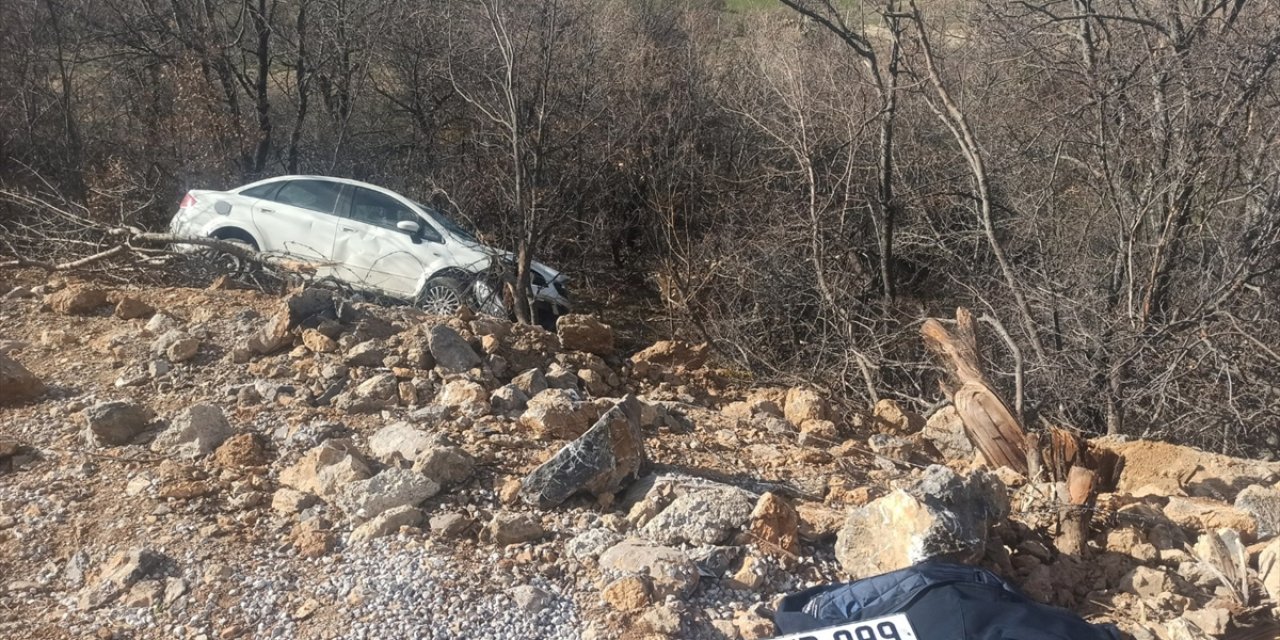 Konya’da otomobil şarampole devrildi: 2 yaralı