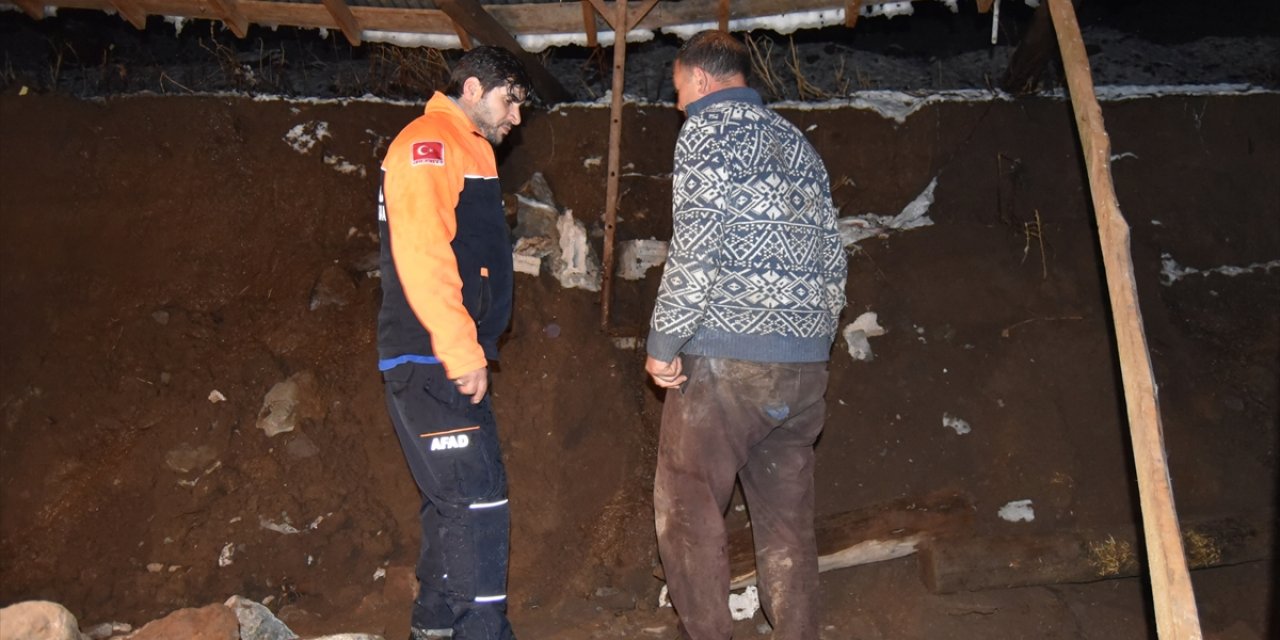 Toprak kayması sonucu ahır çöktü, 70 küçükbaş hayvan telef oldu
