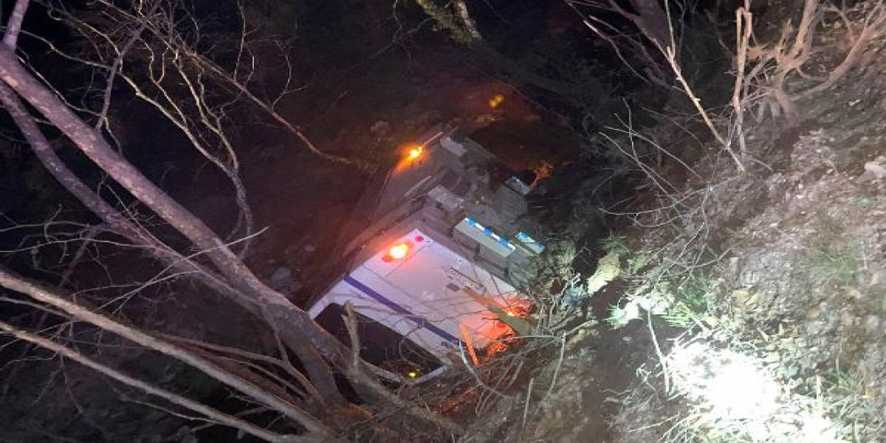 İşçi servisi dere yatağına devrildi