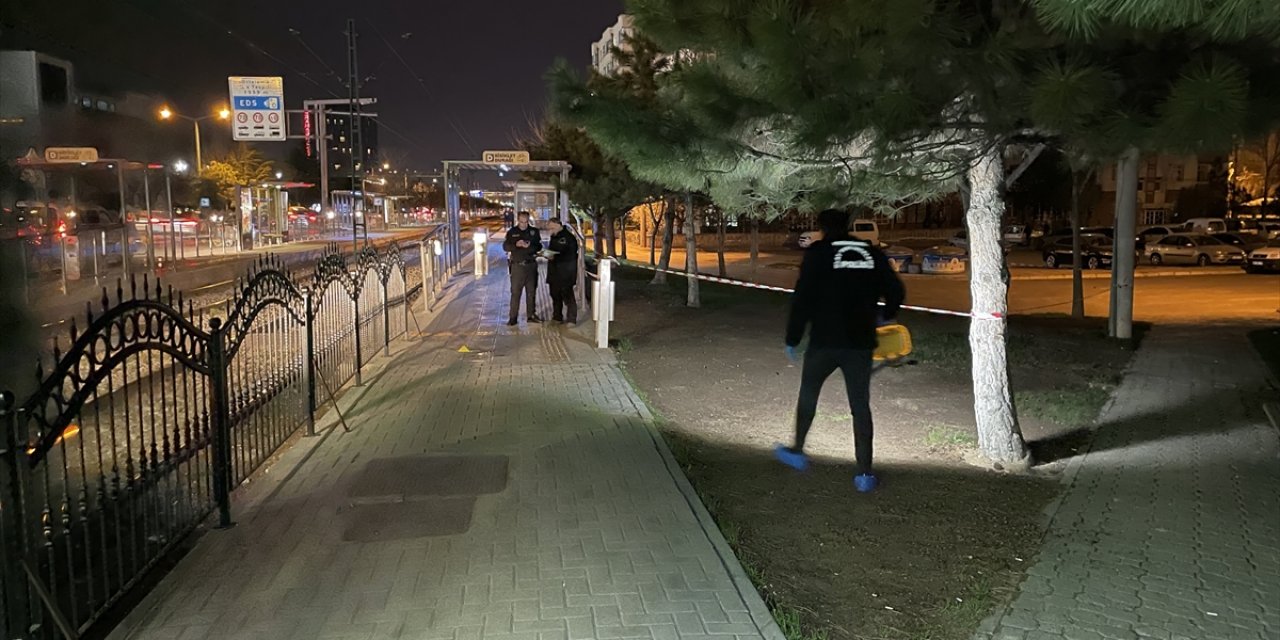 Konya'da tramvay durağında bıçaklı kavga