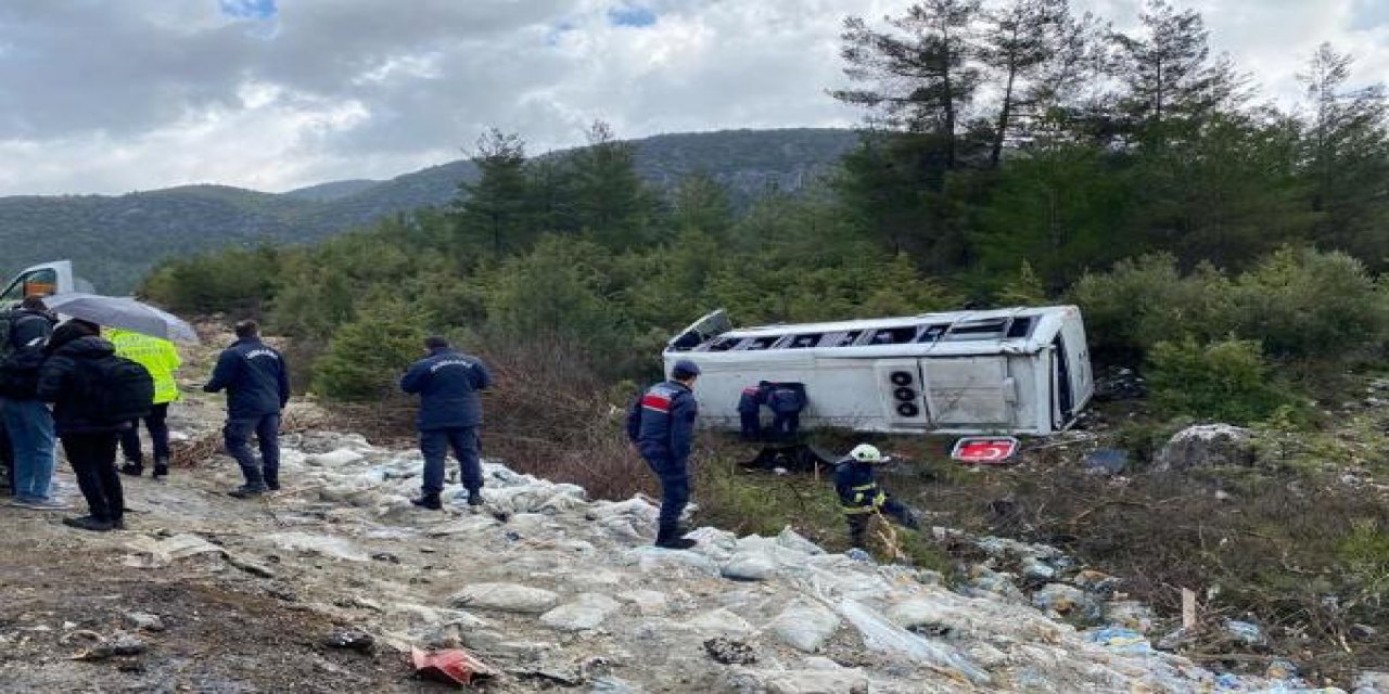 Konya yolunda turistleri taşıyan tur midibüsü devrildi: 8 yaralı