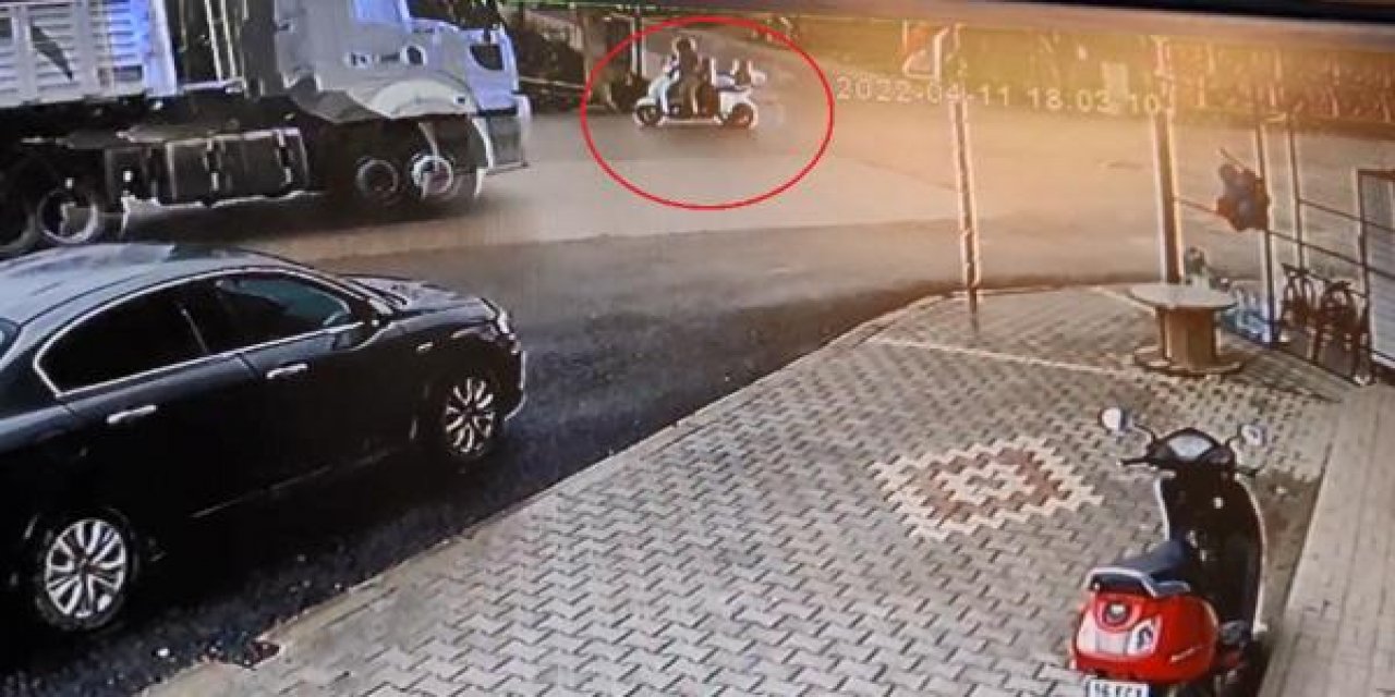 Motosiklet sürücüsü devrilen TIR’ın altında kalmaktan son anda kurtuldu