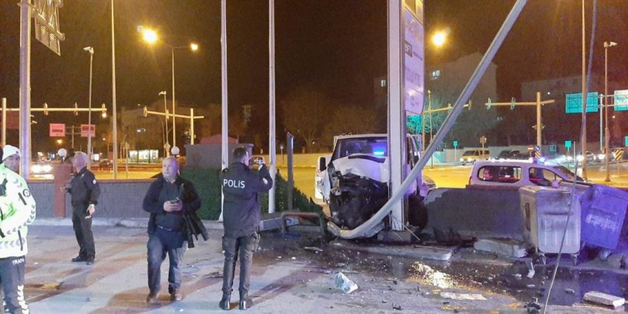 Kamyonet benzin istasyonuna daldı! O anlar kamerada