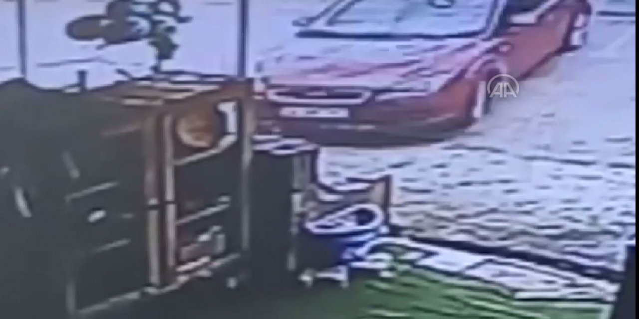 Otomobil iş yerine daldı, o anlar kameraya yansıdı