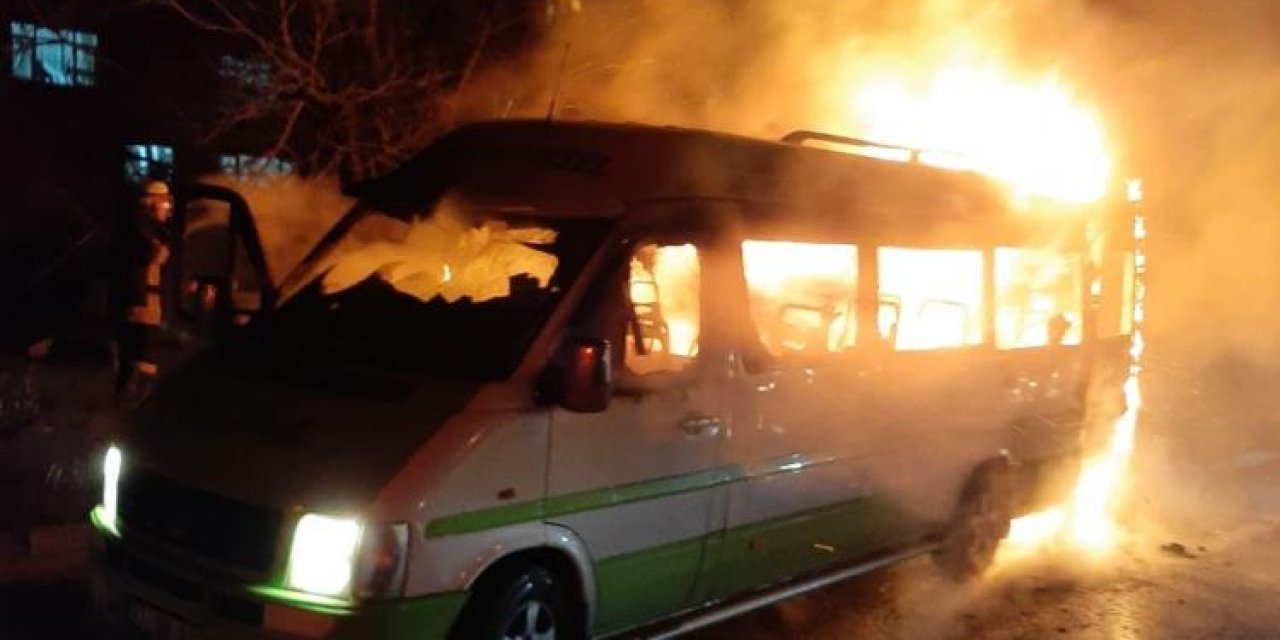 Seyir halindeyken alev aldı, sürücü ve yolcular son anda kurtuldu