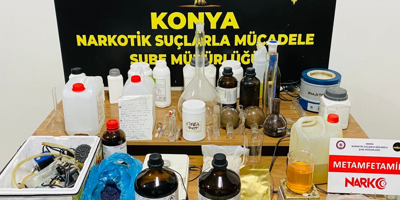 Konya’da evi uyuşturucu imalathanesine çeviren biri kadın iki kişi yakalandı
