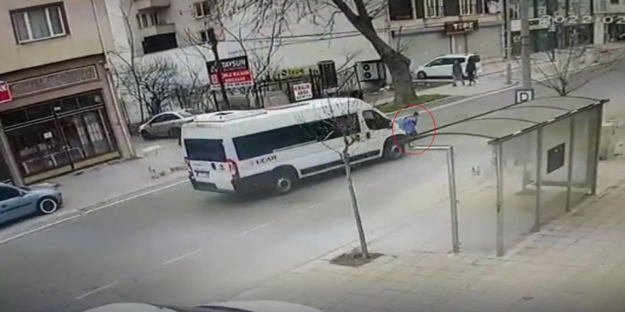 Köpekten kaçan küçük çocuğa minibüs çarptı