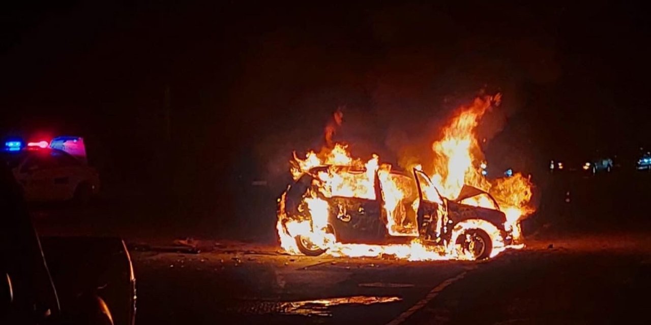 Kamyonet ile çarpışan otomobil alev aldı, 4 kişi yaralandı