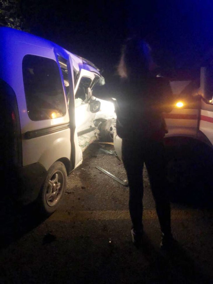Ambulans hafif ticari araçla çarpıştı: 5 yaralı