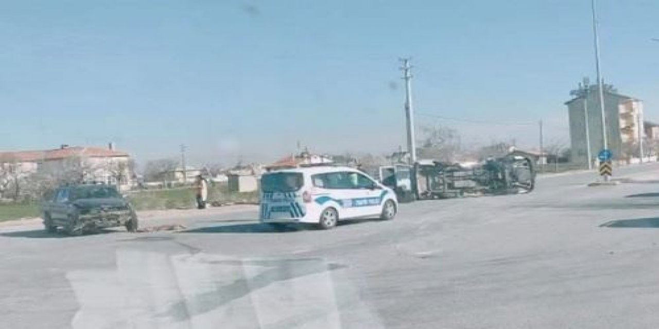 Konya’da kamyonetle çarpışan işçi servisi devrildi! Yaralılar var