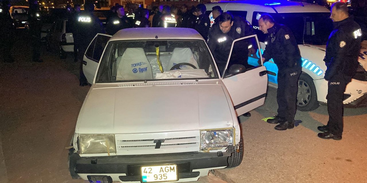 Konya’da hareketli gece! Kaçtı, polis aracına çarpınca durdu