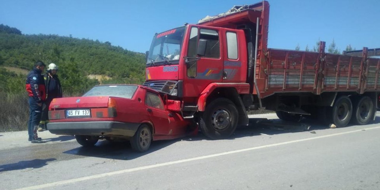 Karşı şeride geçen otomobil kamyonla kafa kafaya çarpıştı