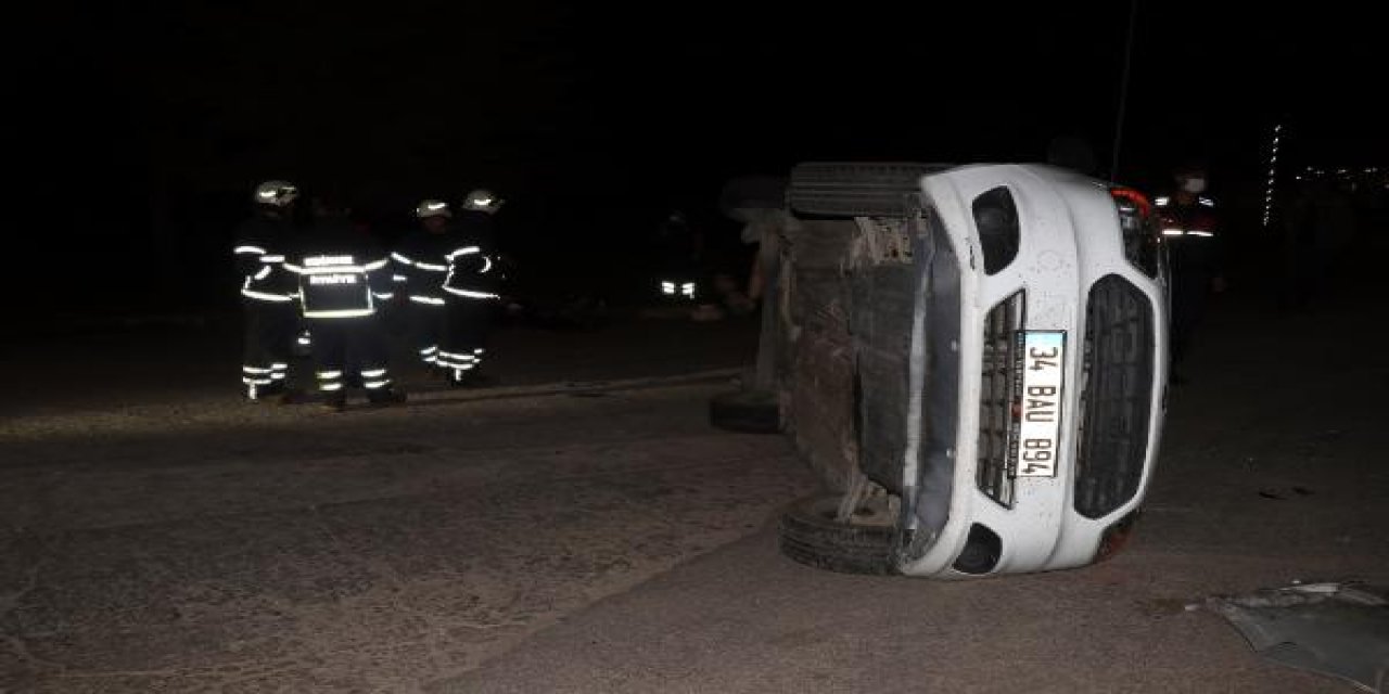 Göçmenleri taşıyan hafif ticari araç ile otomobil çarpıştı: 9 yaralı