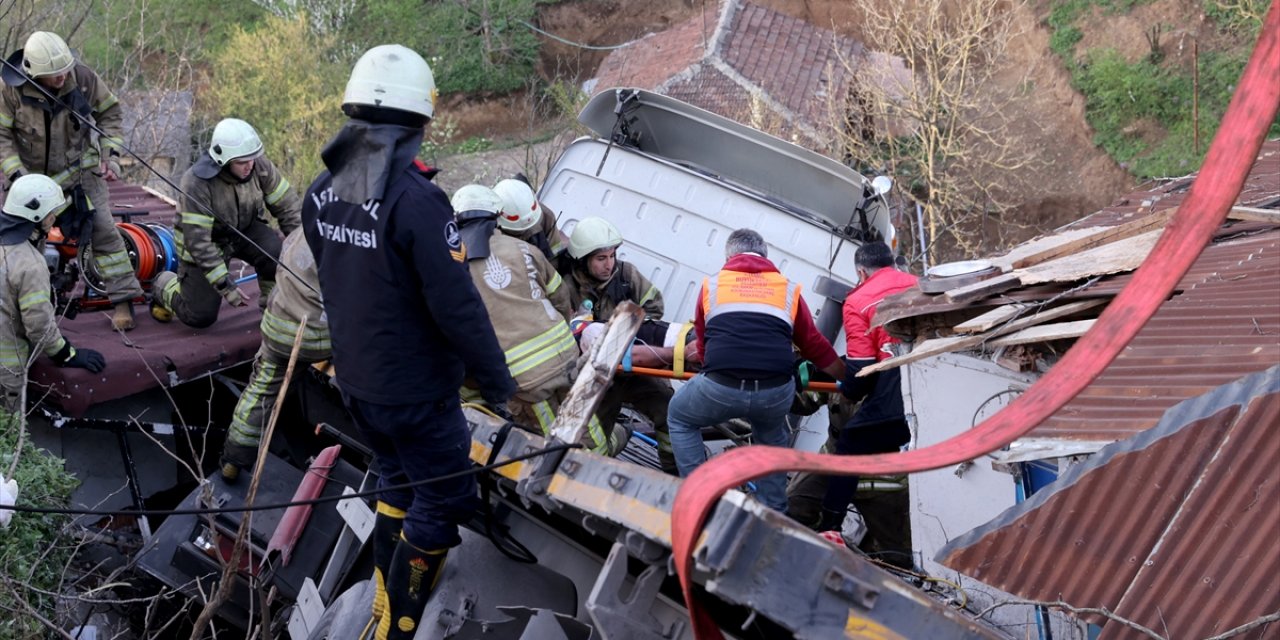 Demir yüklü TIR evin üstüne düştü