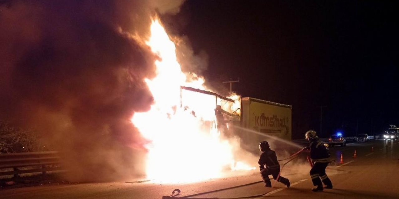 Mobilya yüklü TIR alev alev yandı