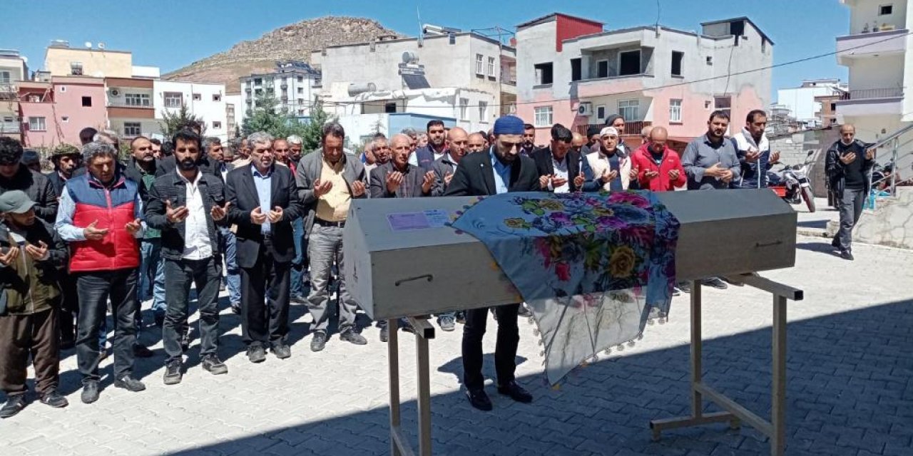 Konya’dan gittiği İzmir’de eski kocası tarafından öldürülen kadın toprağa verildi