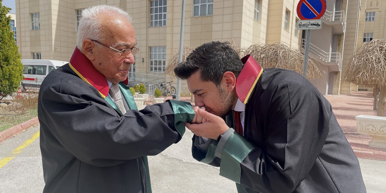 Konya’da yaşayan Kemal Gödeneli, kendisiyle aynı adı taşıyan torunuyla birlikte cübbe giyiyor