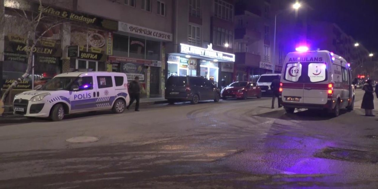 Bıçakla şaka yapan genç arkadaşını bıçakladı