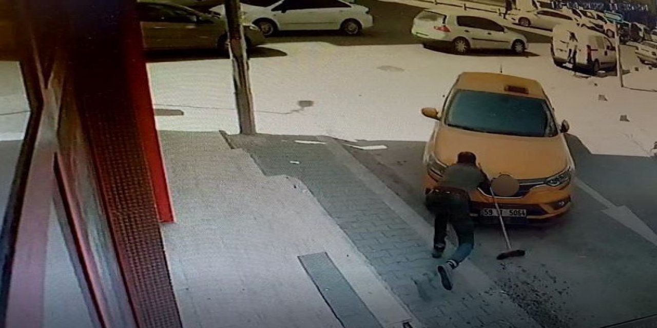 Yokuş aşağı kaçan otomobil durdurmak istedi, az kalsın aracın altında kalıyordu