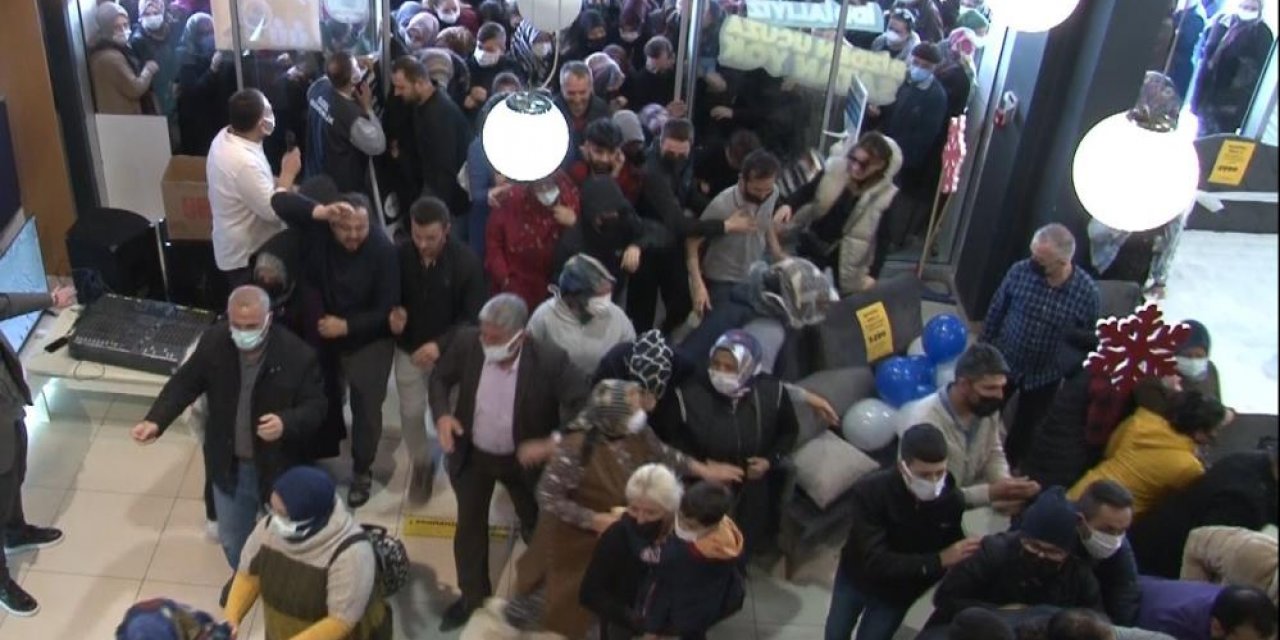 Sahurda kuyruğa girdiler, ucuz telefon için birbirlerini ezdiler