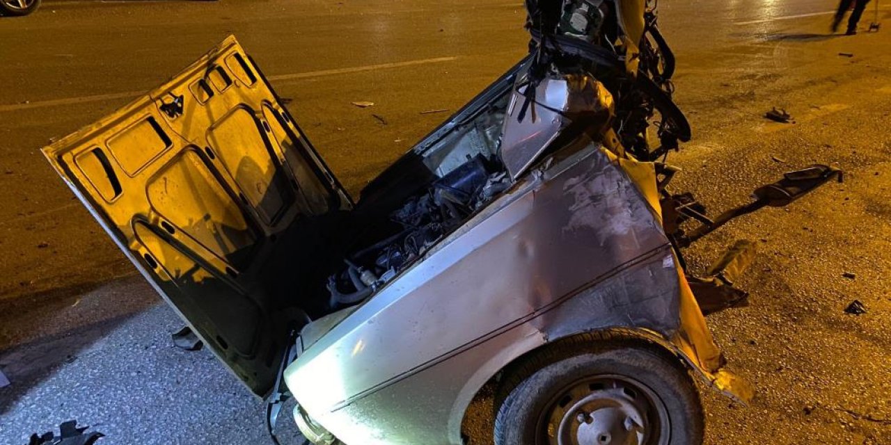 Minibüsle çarpışan otomobil ikiye bölündü: 2 ölü, 3 yaralı