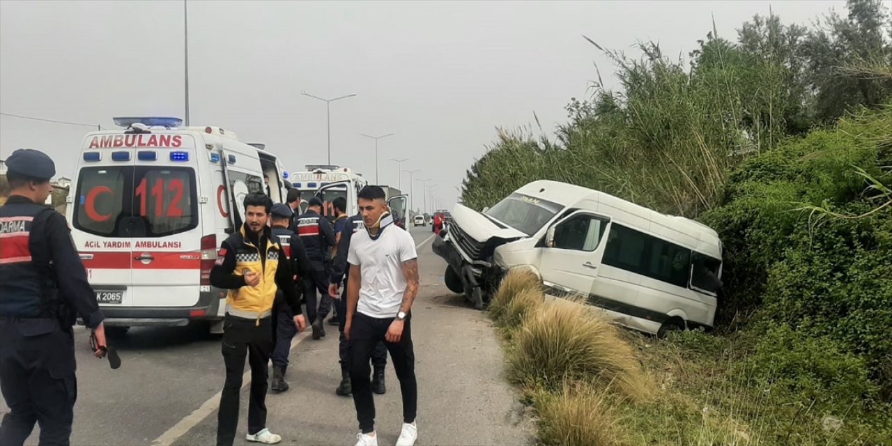 Turistleri taşıyan minibüs devrildi: 12 yaralı