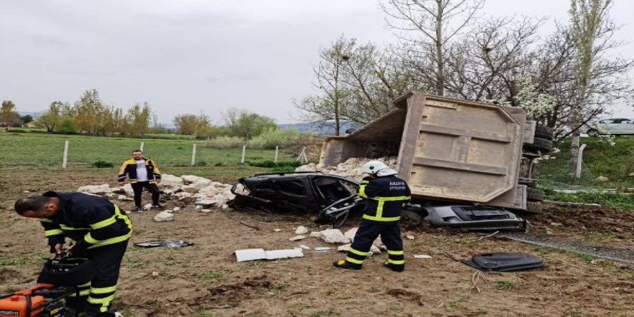 Taş yüklü kamyon hafif ticari aracın üzerine devrildi: 1 ölü, 2 yaralı