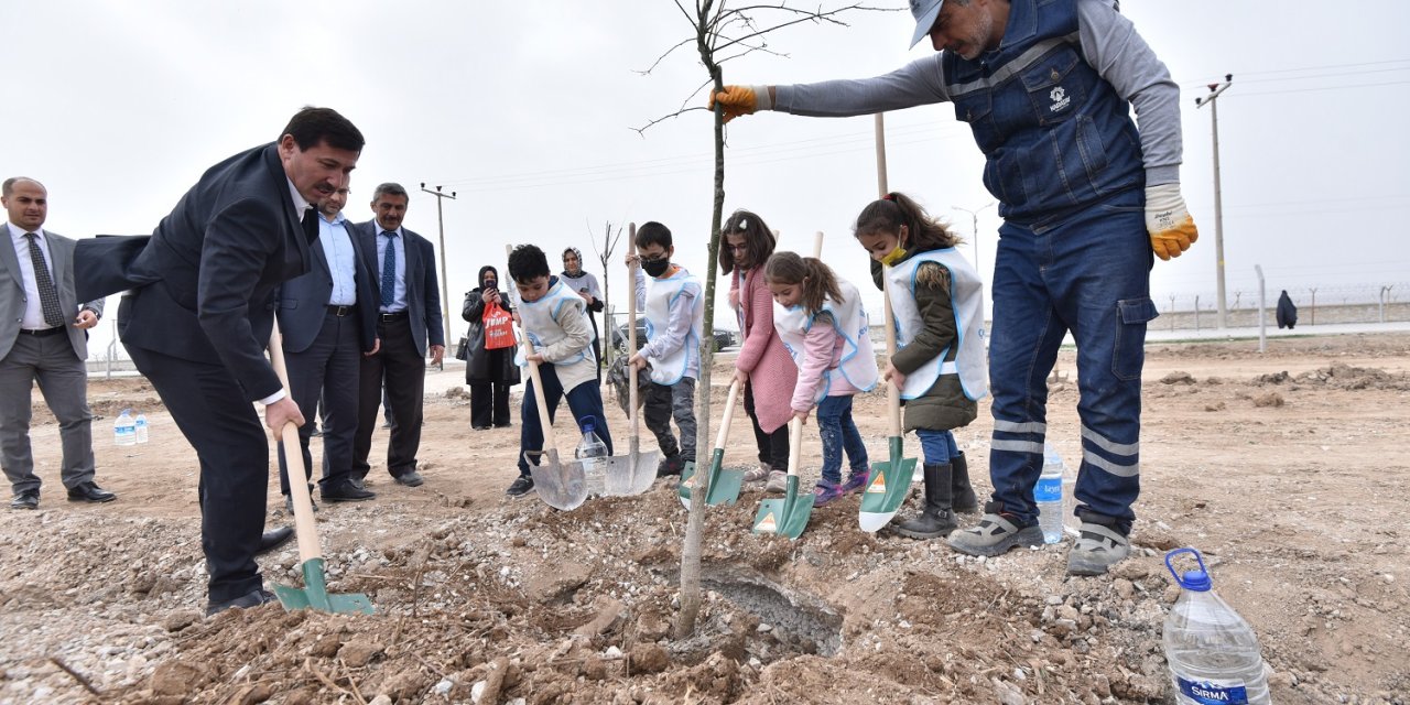 Karatay Belediye Başkanı Hasan Kılca, ilkokul öğrencileri ile birlikte fidan dikti