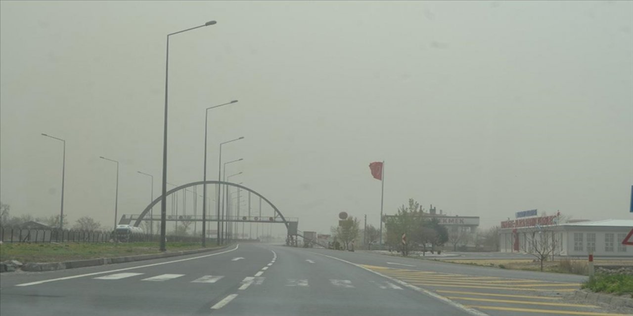 Kum fırtınası Konya'nın komşu şehrinde trafikte aksamaya neden oldu