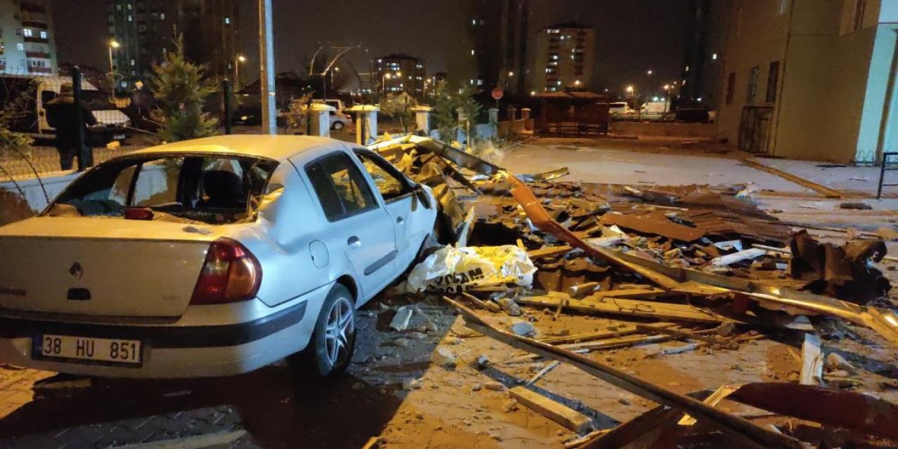 Fırtına nedeniyle uçan çatı üzerine düşmüştü! Yaşlı adam hastanede hayatını kaybetti