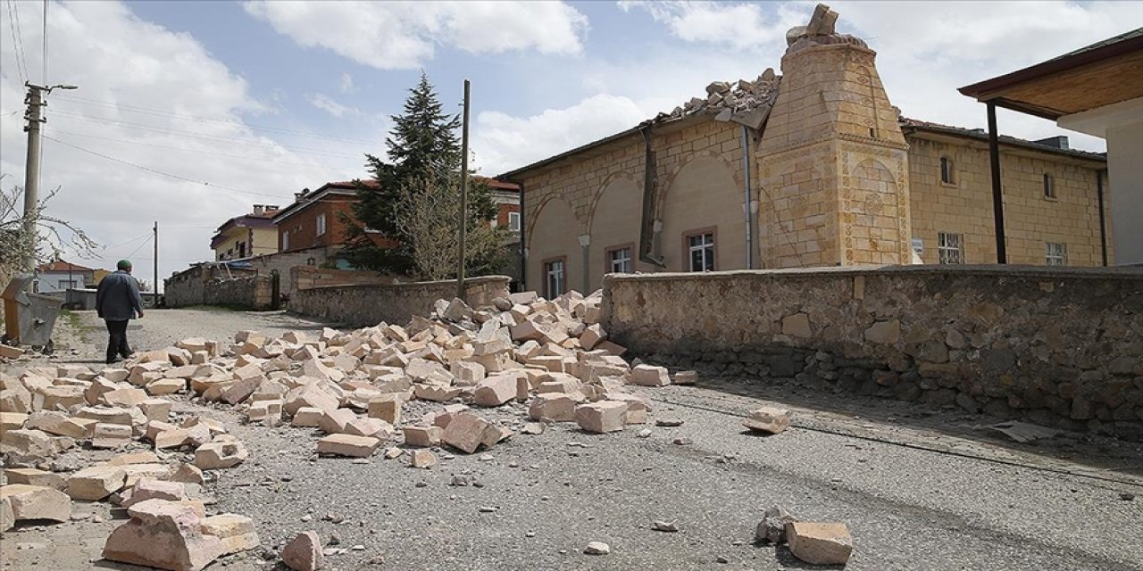 Fırtına minareyi yıktı, seralara zarar verdi