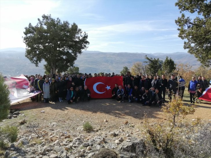 Bozkır'da görev yapan öğretmenler Sivri Dağı'na tırmandı