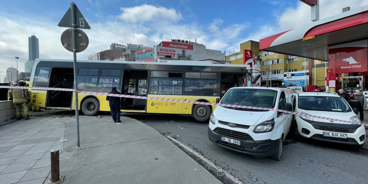 Sürücü direksiyon başında rahatsızlandı, kontrolden çıkan otobüs 6 araca çarparak durabildi
