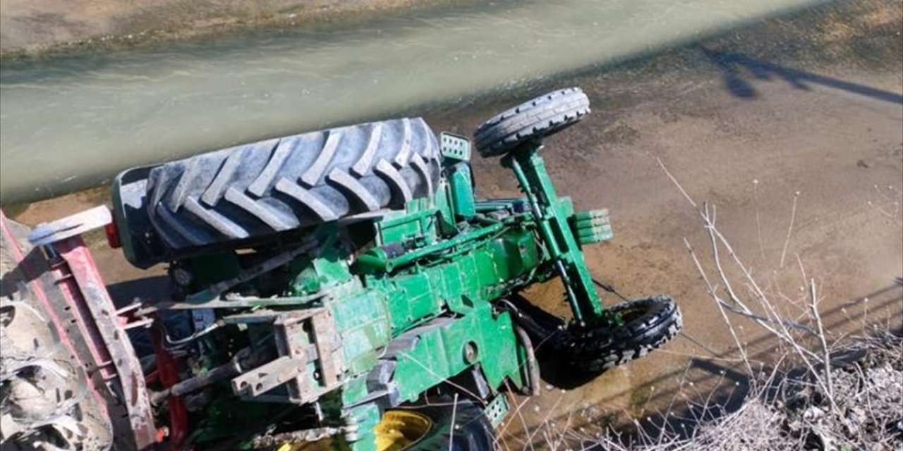 Konya'da traktör kanala devrildi, sürücü hayatını kaybetti