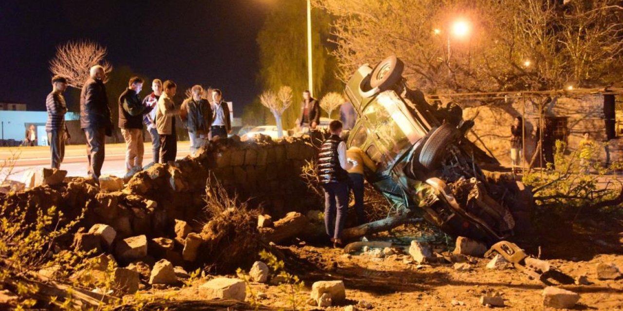 Ehliyetsiz sürücünün kullandığı pikap evin bahçesine uçtu: 6 yaralı