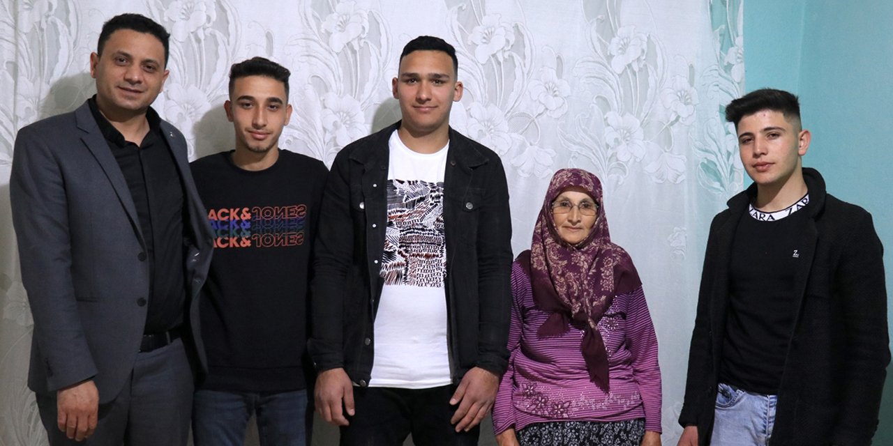 Konya’da meslek lisesi öğrencileri yaşlı ve yalnız yaşayanların yüzlerini güldürüyor