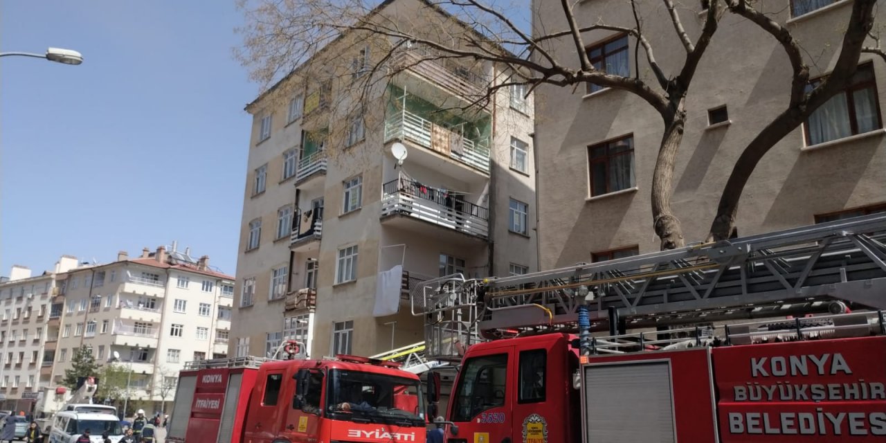 Konya’da 6 katlı bir binanın çatısında çıkan yangın paniğe neden oldu