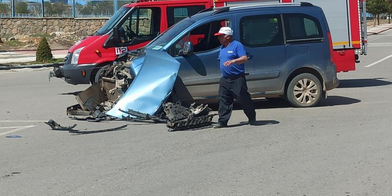 Konya'da otomobil hafif ticari araçla çarpıştı