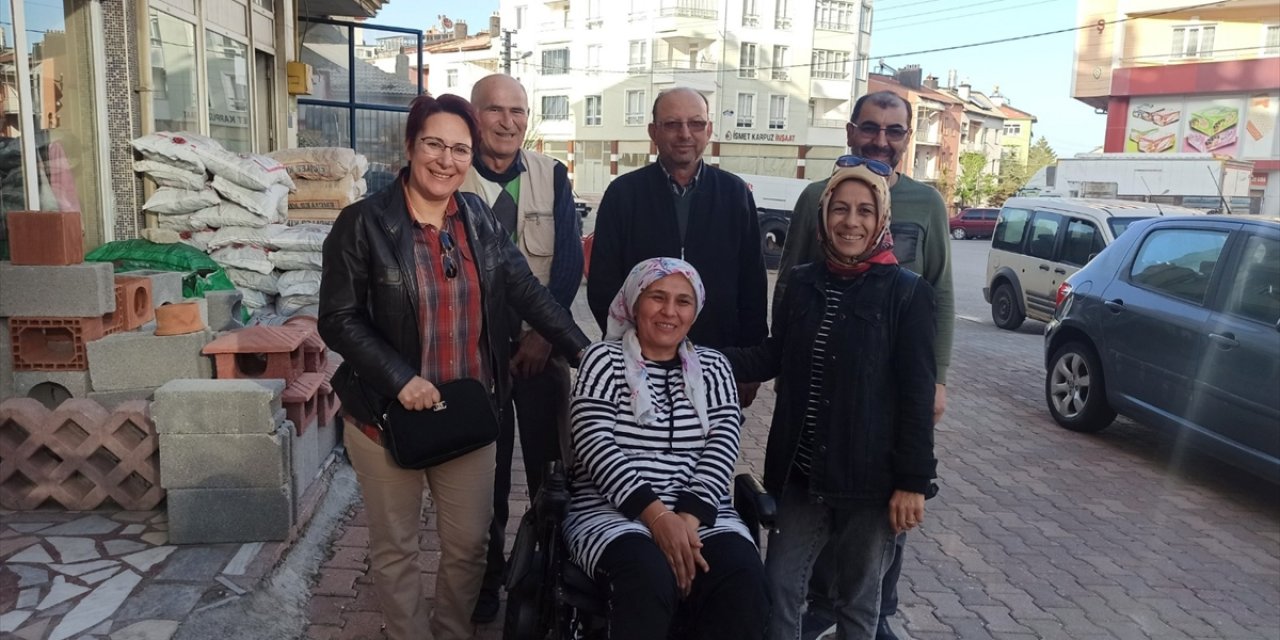 Konya’da MS hastalığı yüzünden yürüyemeyen kadın akülü arabasına kavuştu